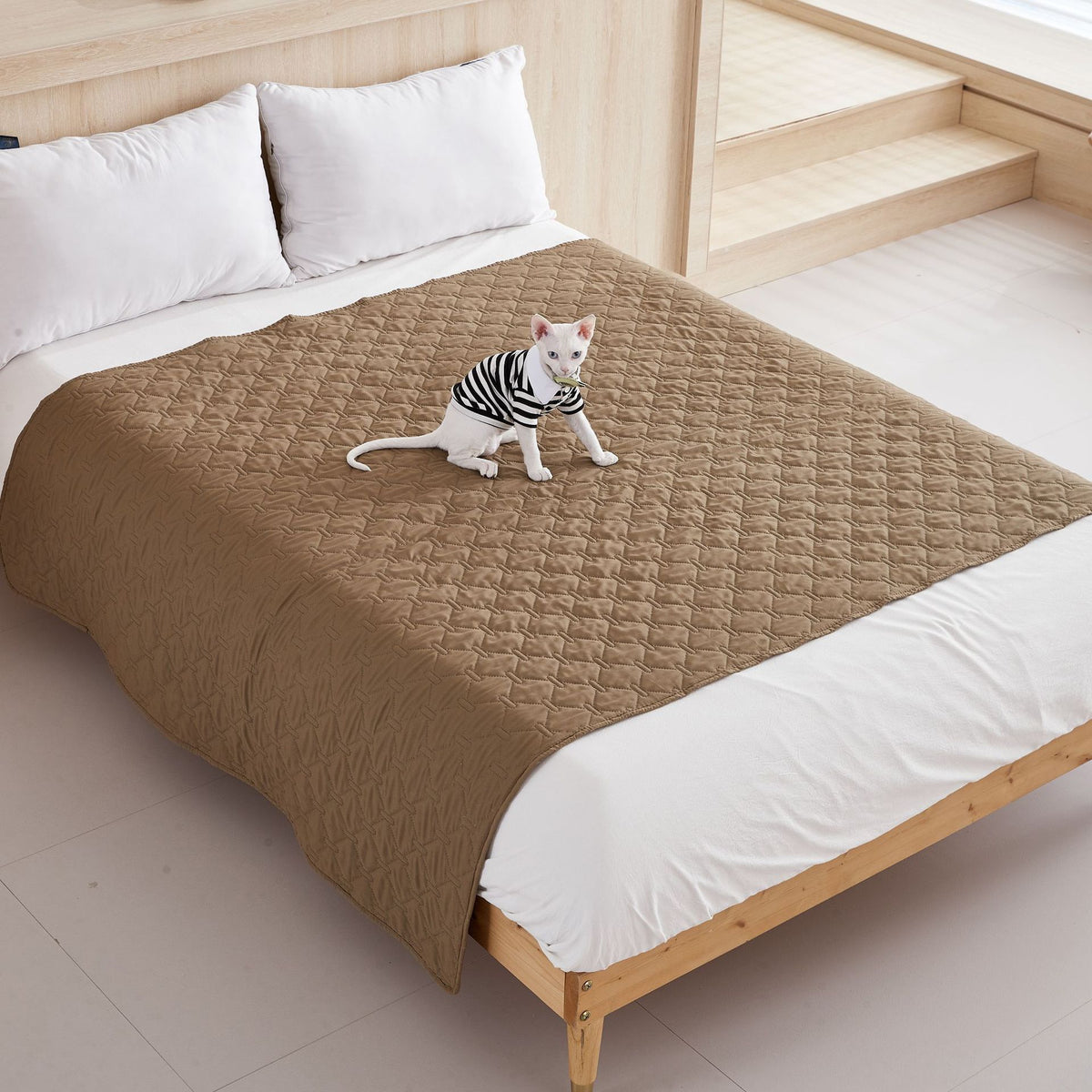Waterproof non-slip pet sofa protector – Vitado (photo 4)