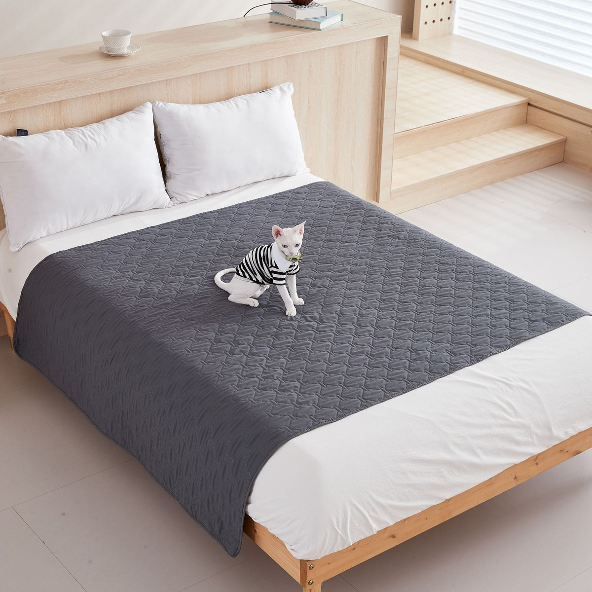 Waterproof non-slip pet sofa protector – Vitado (photo 6)